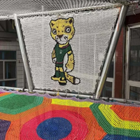 Panneau en filet tissé au crochet à motif de football et panier en filet en forme d'entonnoir pour la décoration de zone de jeux intérieure pour enfants