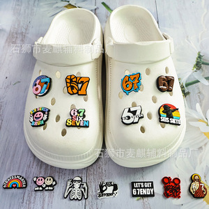 <span class=keywords><strong>Sixty</strong></span> <span class=keywords><strong>Seven</strong></span> Accessoires de chaussures en caoutchouc à perforations pour DIY, boucles décoratives détachables, créatives, à l'effigie de personnages de dessins animés, au design raffiné - Product Image 2