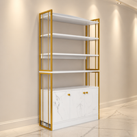 Vitrine à bijoux de luxe haute, cadre en métal doré à treillis, 4 niveaux, étagères ouvertes, portes en marbre veiné blanc, base de rangement, boutique