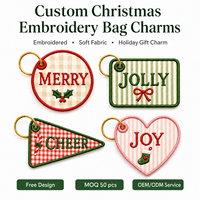 Breloques de sac fourre-tout brodées personnalisées de Noël en gros, porte-clés en tissu doux pour les fêtes, ornements de Noël personnalisés OEM ODM