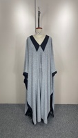 Robe de Soirée de Bal Prête à l'Expédition – Fabricant de Robes Formelles de Dubaï – Robe de Soirée Dos Nu Décolleté Plongeant en V avec Patchwork Argenté et Manches Châle