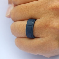 Kustom membuat standar baru persegi panjang tekstur permukaan wanita wanita pernikahan silikon cincin jari untuk pria