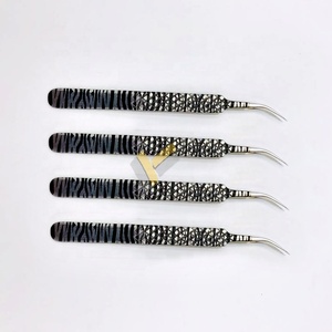 Pince à épiler d'extension de cils en acier inoxydable durable personnalisée en gros fortement incurvée rayures argentées pointe pointue noire - Product Image 2