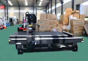 Économique 1325 1530 changement d'outil automatique CNC routeur en bois et machine de gravure pour la fabrication de portes de meubles - Product Image 3