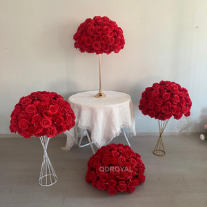 Centrotavola di Lusso con Sfere Floreali di Rose Rosse Bordeaux e Anthurium, Fiori Artificiali in Seta Profumati Fatti a Mano - Product Image 3