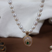Nouveau Collier Pendentif Minimaliste de Niche en Perle d'Eau Douce Naturelle avec Micro-Incrustation de Pierre Précieuse Verte Motif Alien
