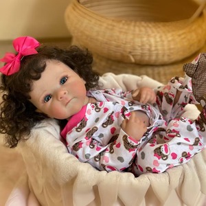 OtardDolls Poupée Reborn réaliste en vinyle de 45 cm, jouet pour bébé fille avec cheveux bouclés et nœud rose pour enfants - Product Image 4