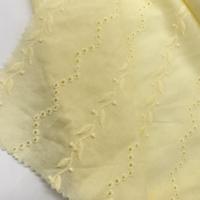 Vente chaude 100% coton 99gsm jaune motif floral tissé tissu de broderie pour les robes de femmes