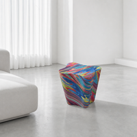 Table d'appoint moderne en résine colorée psychédélique, forme sablier ondulée, finition brillante, table d'appoint en papier arc-en-ciel, robuste pour salon et chambre