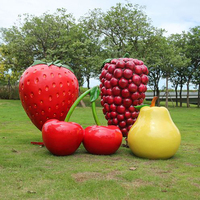 Sculpture géante en fibre de verre de fruits et légumes blancs, verts, rouges : orange, pomme, fraise, cerise, sculpture en résine