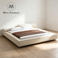 Lit double king size moderne italien, design simple, rembourré en tissu de lin, extra doux, style tatami, pour villa