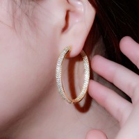 Grandes boucles d'oreilles rondes glacées en saphir blanc CZ