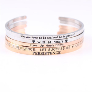Nuovo Bracciale Personalizzato in Acciaio Inox a Forma di C con Frase Ispirazionale Incisa, Messaggio, Nome o Lettera - Product Image 2