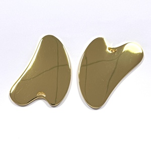 Tabla Facial Guasha en Forma de Corazón Dorado para Masaje Facial y Lifting - Product Image 1