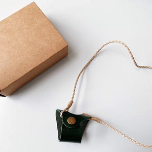 Étui à lunettes en cuir avec sangle de cou, support anti-chute pour lunettes de soleil, couleur unie, forme irrégulière, fait à la main pour la protection des lunettes - Product Image 1