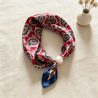 Collier bandana avec breloque initiale, foulard, écharpe, foulards décorés avec breloque, cadeau pour femme, foulard de cou, choker