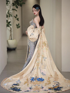 S3523L 2026 Nuovo Abito <span class=keywords><strong>da</strong></span> <span class=keywords><strong>Sposa</strong></span> Cinese alla Moda in <span class=keywords><strong>Oro</strong></span> Champagne e Blu con Diamanti Luminosi - Product Image 5