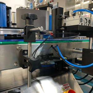 Machine d'étiquetage automatique de table pour bouteilles d'huiles essentielles, bouteilles rondes en plastique, pots en verre et boîtes en plastique - Product Image 3