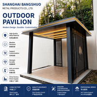 Gazebo autoportant d'extérieur en aluminium avec structure en aluminium mat foncé et système de toit à lames rétractables pour les loisirs en plein air
