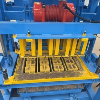 Machine de fabrication de blocs de pavés creux en béton entièrement automatique à petite échelle, machine à fabriquer des briques, meilleur prix
