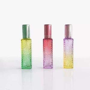 Flacon pulvérisateur de parfum cosmétique en verre rectangulaire dégradé de 15 ml, rechargeable, avec couvercle, motif gaufré unique et avancé - Product Image 4