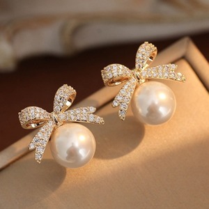 Accessoires de gros élégants: Boucles d'oreilles à nœud aiguille en argent avec diamant et perle pour femme - Product Image 5