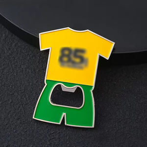 Fabricant Ouvre-bouteille personnalisé Ouvre-bouteille de bière en forme d'uniforme de <span class=keywords><strong>football</strong></span> en zinc métallique Ouvre-bouteille en émail doux - Product Image 2