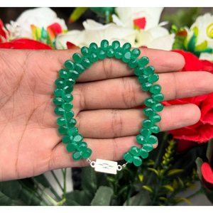 สร้อยข้อมือลูกปัดหินออนิกซ์สีเขียวธรรมชาติทรงหยดน้ำ ยี่ห้อ SAMEER GEMS ทำด้วยมือ พร้อมเชือกยืดหยุ่น เครื่องประดับหินธรรมชาติคุณภาพพรีเมียม สำหรับทุกเพศ - Product Image 1