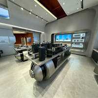 Présentoir de magasin de technologie futuriste haut de gamme | Design personnalisé en forme d’ovni | Système d’exposition de pointe pour les marques phares de la tech