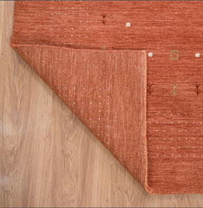 Tapis en laine de style gabbeh orange tissé à la main avec des motifs géométriques simples idéaux pour les intérieurs traditionnels et modernes - Product Image 6