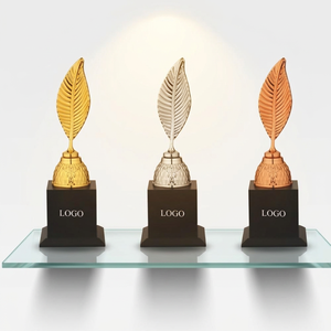 Trofeo Portátil con Diseño de Hoja Impreso con UV, Modelo 709, Chapado en Oro, Plata y Bronce, Grabado, Premio Deportivo, Metal, Madera, Negro - Product Image 1