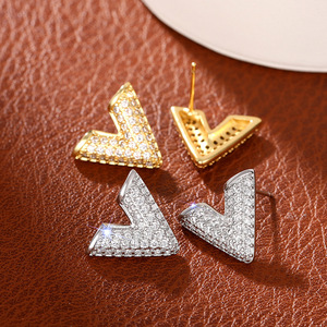 Orecchini a Forma di Lettera V per Donne, Gioielli Minimalisti Scintillanti alla Moda - Product Image 1