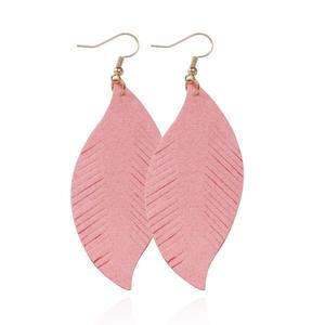 Boucles d'oreilles pendantes à plumes géométriques à la mode en similicuir avec frange pour femme UIONEN 888 - Product Image 3