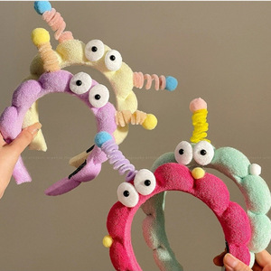 Diadema de nube de peluche con ojos grandes y diseño de niño, divertida, para mujer, con pinza de pelo giratoria, para lavarse la cara, estilo popular en redes, accesorios para el cabello - Product Image 1