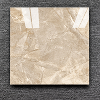 Carreaux de sol de luxe en porcelaine beige veinée marbrée 60x60 pour projets résidentiels et commerciaux
