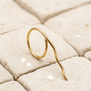 Anillo de gancho ondulado de latón chapado en oro, abierto y ajustable, joyería de moda para mujer. - Product Image 1
