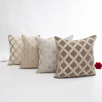 Vente en gros de housses de coussin et de oreillers décoratifs carrés modernes en polyester jacquard avec motifs géométriques rayés et à pois, et motifs végétaux.