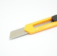 Couteau utilitaire en plastique à poignée ABS rétractable en acier à haute teneur en carbone de 18mm pour découpe de carton de cartons de boîtes OEM/ODM