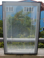 Fenêtre à persiennes verticales en aluminium de style français, design moderne personnalisé, ouverture battante réglable pour la ventilation de la salle de bain