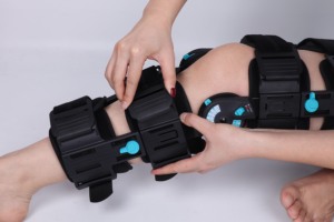 Tutore di fissazione dell'articolazione del <span class=keywords><strong>ginocchio</strong></span> regolabile medico per la riabilitazione postoperatoria del ceppo e della frattura del legamento del menisco - Product Image 3