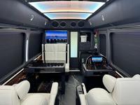 Bus VIP Customisé Black Warrior pour Toyota Coaster Année 2026, 12 Places, Cabine à Cloisonnement Intégral pour une Intimité Maximale, Vente Chaude à Dubaï, Qatar, Abou Dhabi
