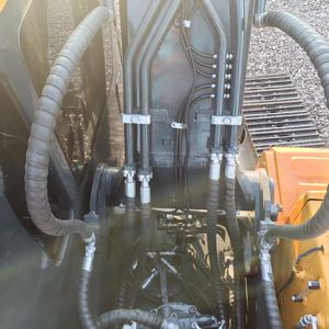 Excavatrice Hyundai R220HD d'occasion de 22 tonnes avec moteur Cummins, pompe hydraulique et boîte de vitesses, faible nombre d'heures, pour les travaux de terrassement et de construction - Product Image 4