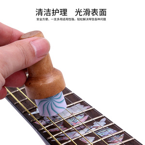 Limpiador de cuerdas de plástico TCM para guitarra e instrumentos de cuerda con aplicador de madera y paño de limpieza en lata dorada - Cuidado práctico - Product Image 2