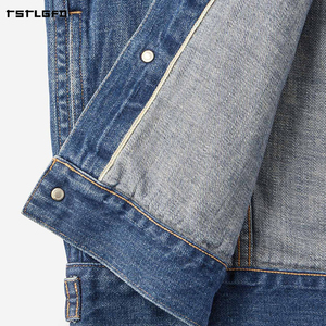 Chaqueta de mezclilla vintage para hombre, con lavado desgastado, efecto descolorido irregular, bolsillos dobles con parche, corte cropped, hombros caídos, estilo oversized, tipo trucker. - Product Image 4