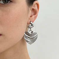 Boucles d'oreilles en acier inoxydable martelé en forme de cœur, style européen et américain, minimalistes, de niche, luxe léger, bijoux en titane pour femmes