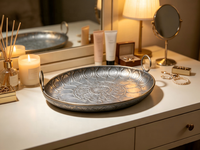 Plateau rond vintage en métal avec poignées en anneau, finition gris poudré avec décorations en or brossé et argent embossé, plateau de service décoratif