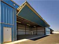 Hangar d'avion préfabriqué en structure d'acier à grande portée avec porte de hangar personnalisée