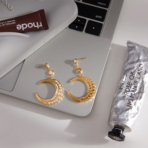 Pendientes Colgantes de Luna Chapados en Oro con Zirconia Engastada en Bisel de Acero Inoxidable para Uso Diario - Product Image 4