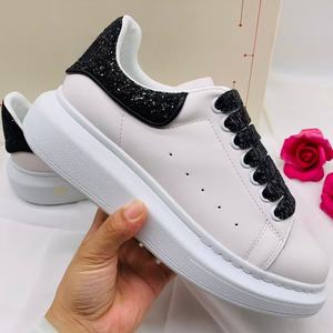 Zapatillas deportivas de diseñador para hombre, unisex, MC Sneakers Mqqueen, transpirables, con cordones, de lujo, estilo casual, de cuero, con suela gruesa. - Product Image 1