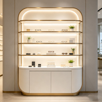 Maßgefertigte Modische Massivholz-Vitrine für Handtaschen- und Schuhgeschäfte Gehärtete Glas-Ausstellungsvitrine mit LED-Beleuchtung